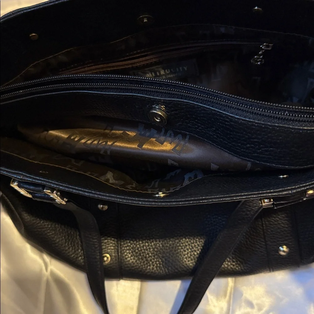 Metrocity Black Pebbled Leather Shopper Tote Bag
15 - Picture 7 of 8